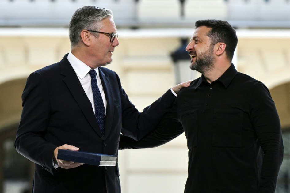 Zelenski condecora a Keir Starmer en su última visita diplomática a Kiev