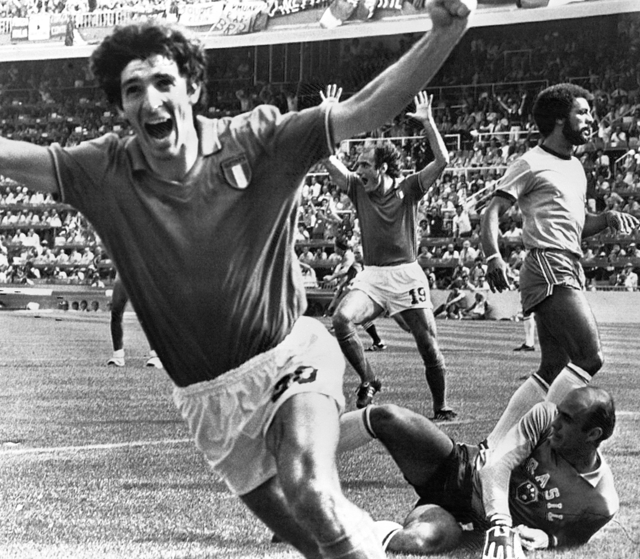 Paolo Rossi esulta dopo il suo gol del 3-2 definitivo.