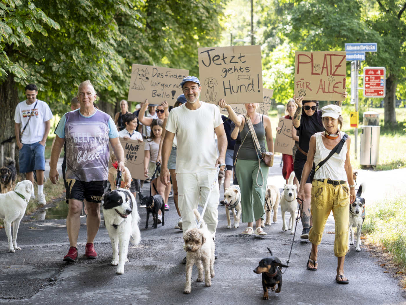 Dog owners demonstrate for access to the Sihl on Zurich’s Allmend