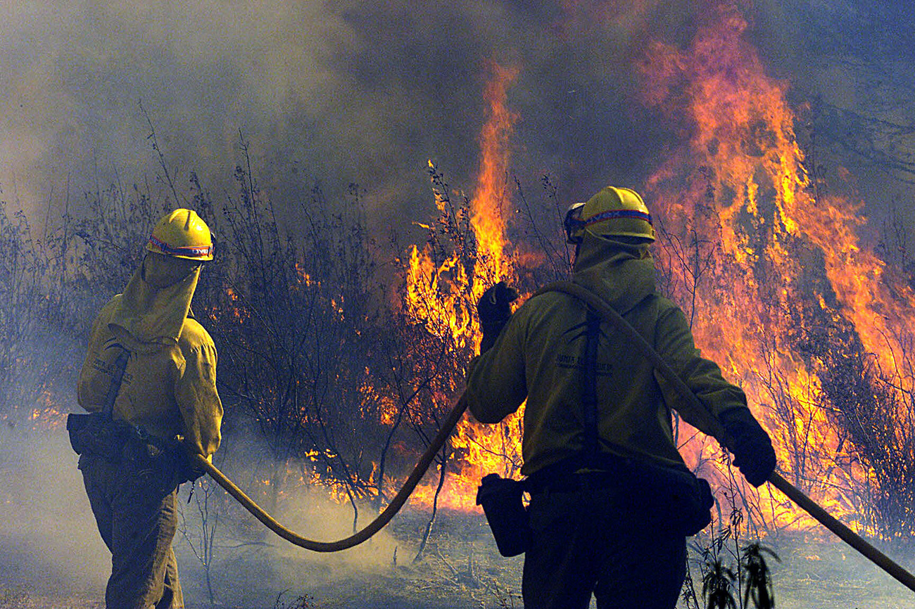 Bomberos en sus labores de extinción de incendios.
