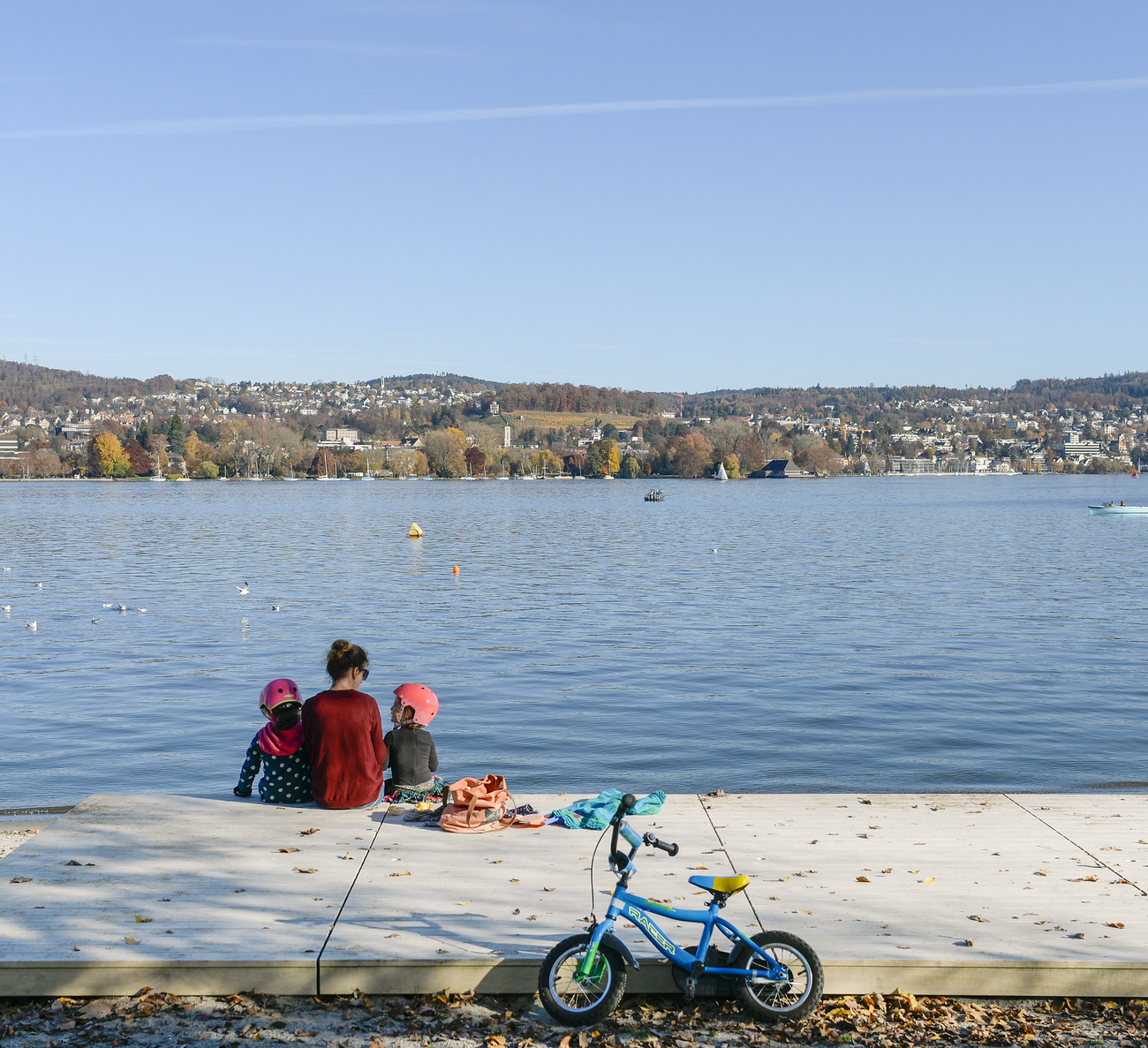 Eine Frau mit zwei Kindern am Zürichsee.