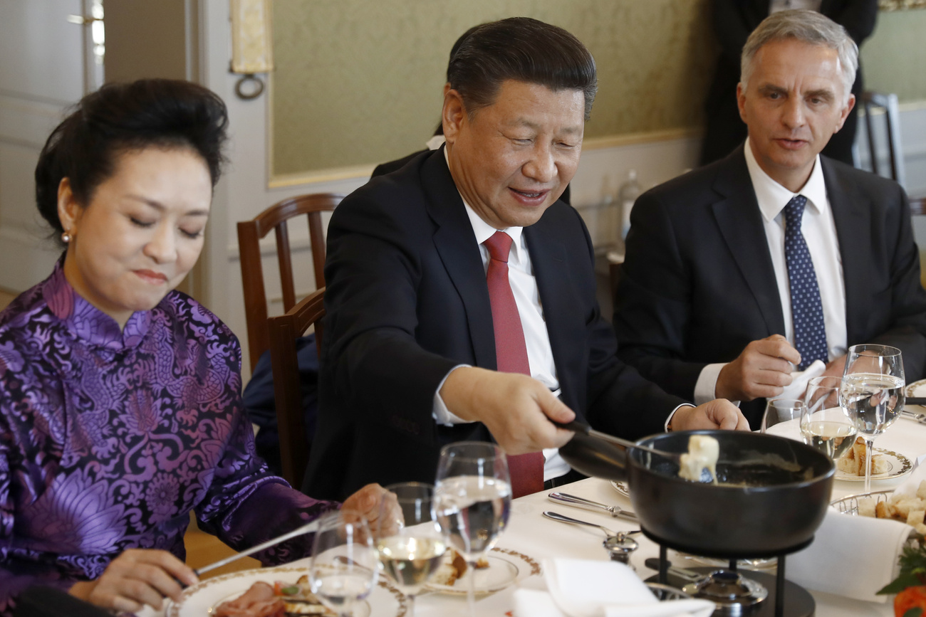 2017年1月16日，中国国家主席习近平和夫人彭丽媛在瑞士外长的陪同下品尝瑞士奶酪火锅。