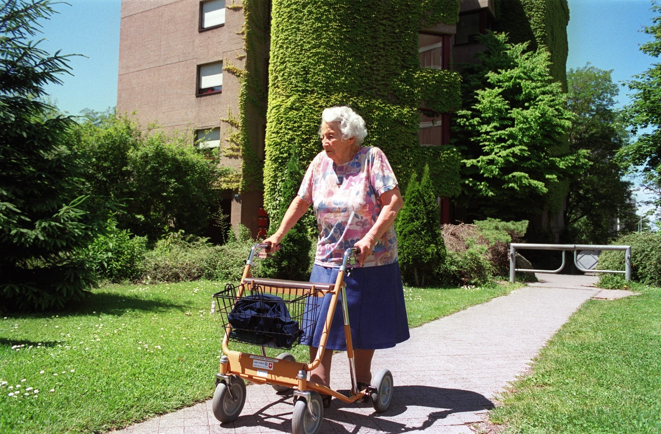 Donna anziana a passeggio