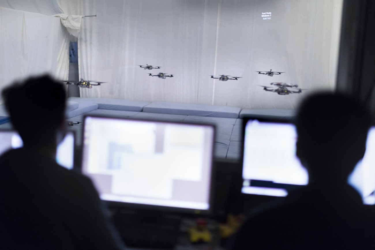Ricercatrici e ricercatori dell'Istituto per i sistemi dinamici e il controllo del Politecnico federale di Zurigo (ETHZ) osservano dei droni dalla sala di controllo.