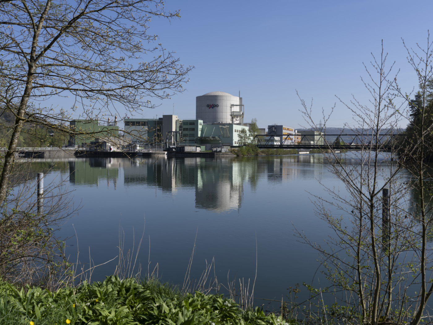 The Aare is colder and the Beznau reactors are operational, but at reduced power