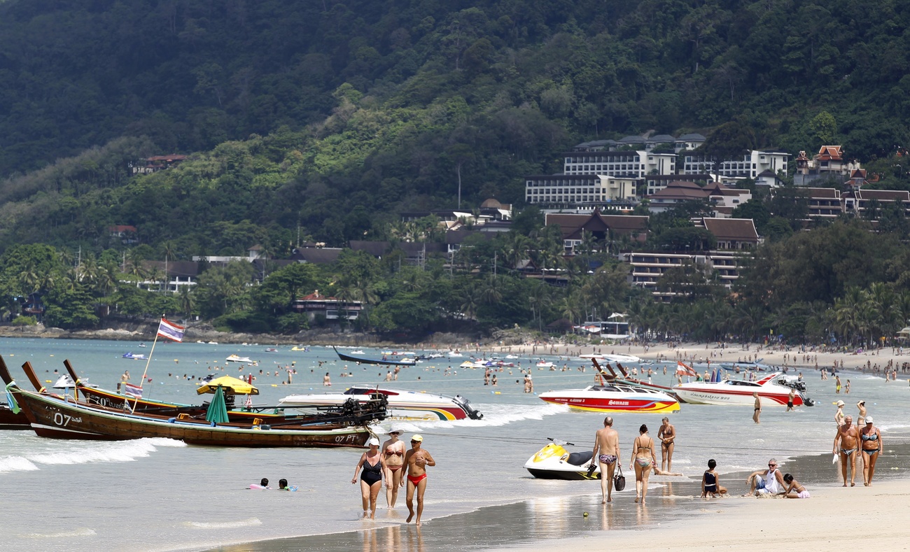 Ein Strand mit vielen Menschen