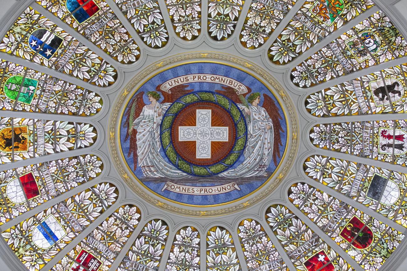 Ein Gewölbe mit Glasfenstern und Mosaik