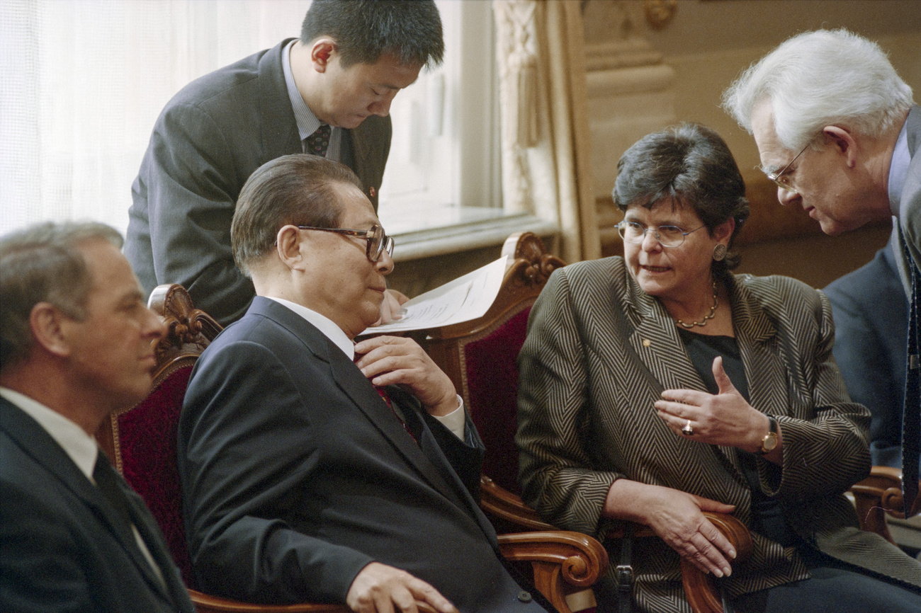 1999年3月25日，中国国家主席江泽民和瑞士联邦主席露特・德莱富斯 (Ruth Dreifuss)在伯尔尼联邦大厦举行会谈。江泽民因瑞士政府没有阻止附近藏民示威而当场直抒不满。