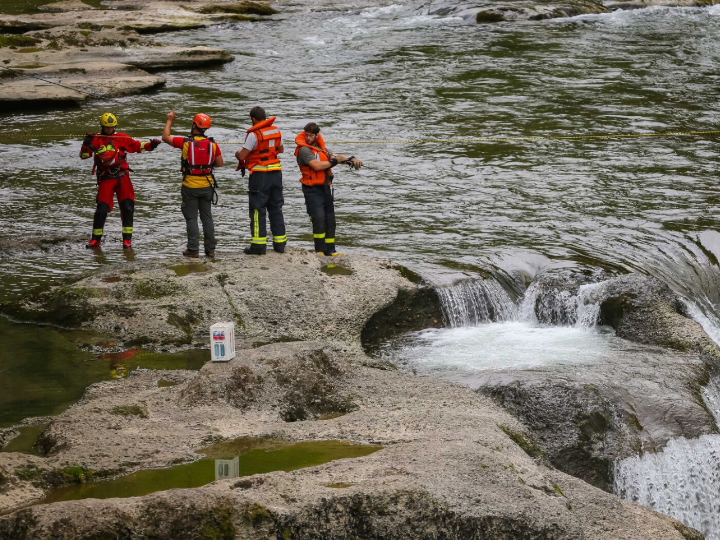 soccorritori a bordo fiume