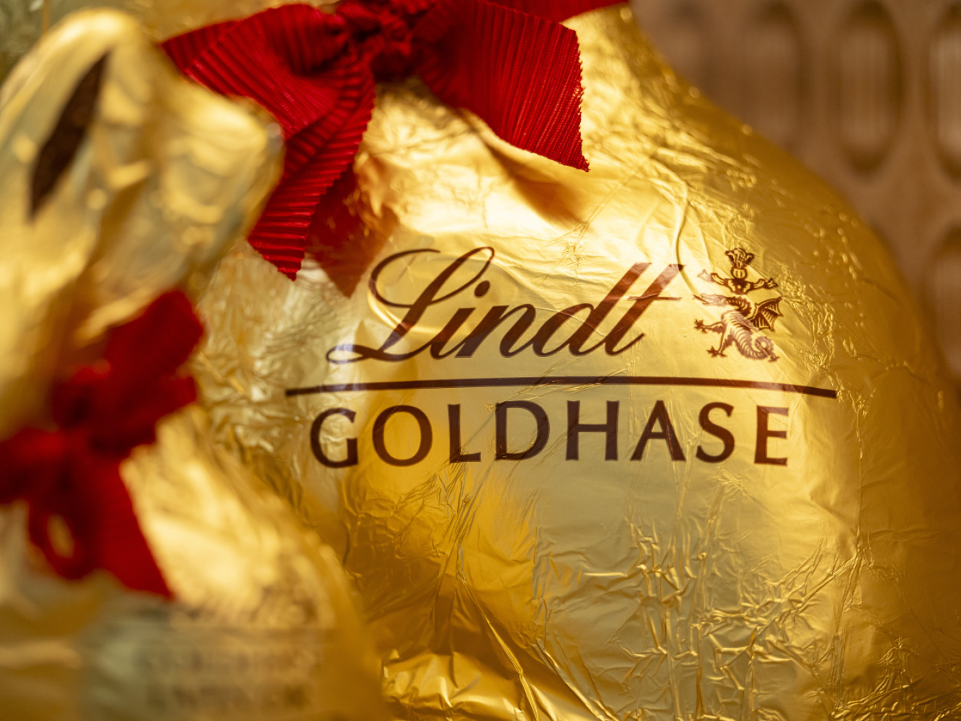 dettaglio della confezione di un coniglietto di cioccolato di lindt