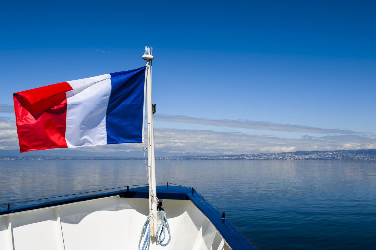 Battello con bandiera francese
