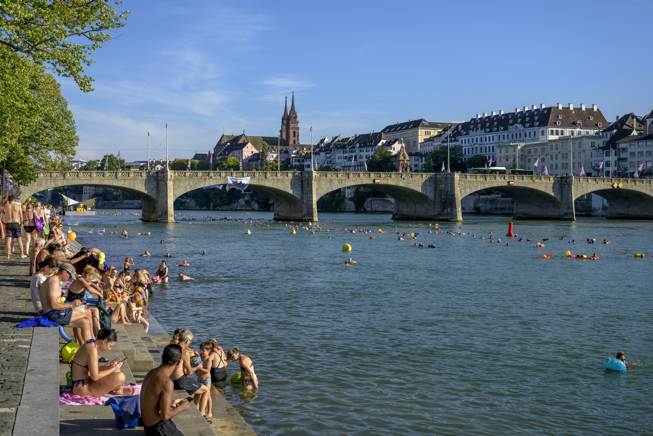 persone fanno il bagno nel fiume