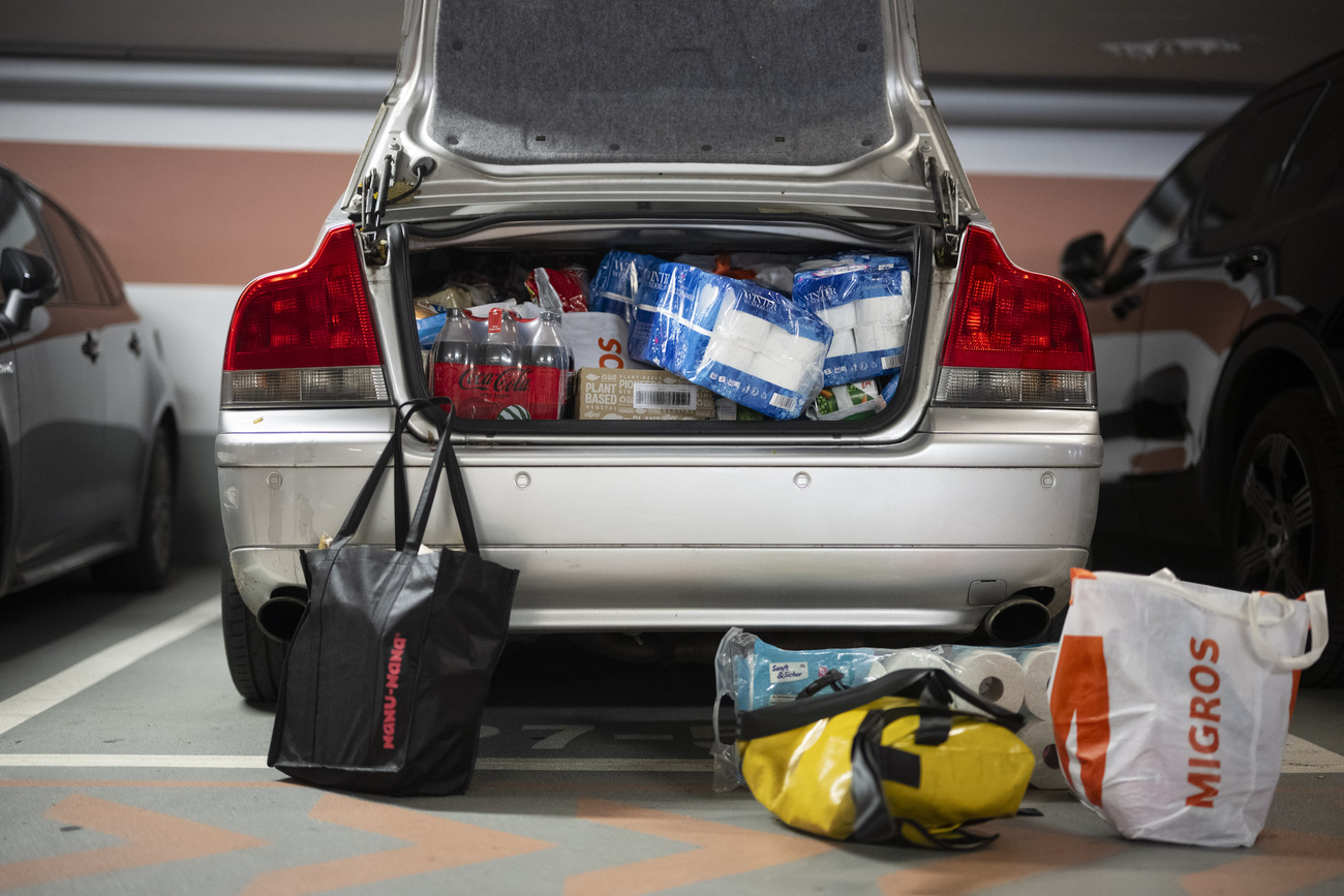 Coffre de voiture rempli de courses