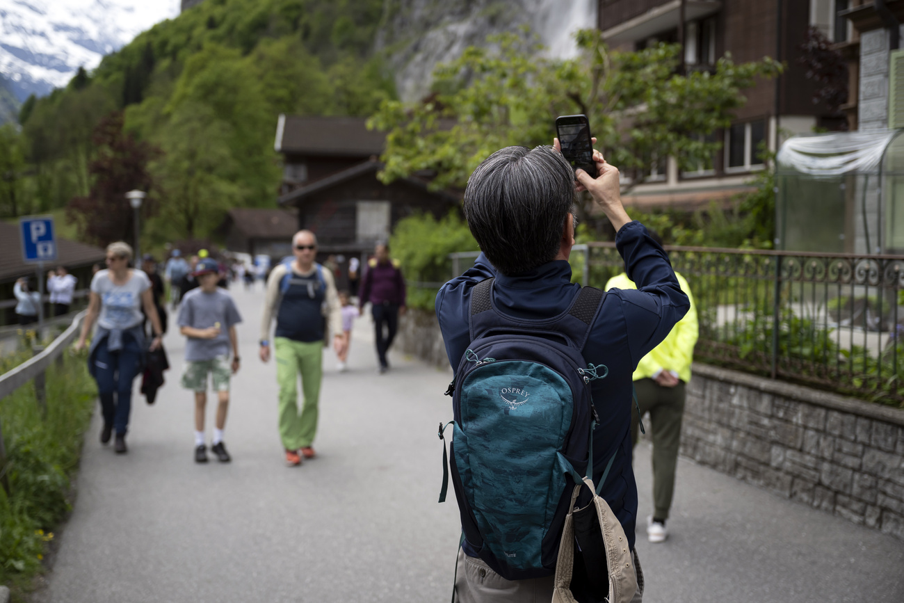 tourist in lauterbrunnen
