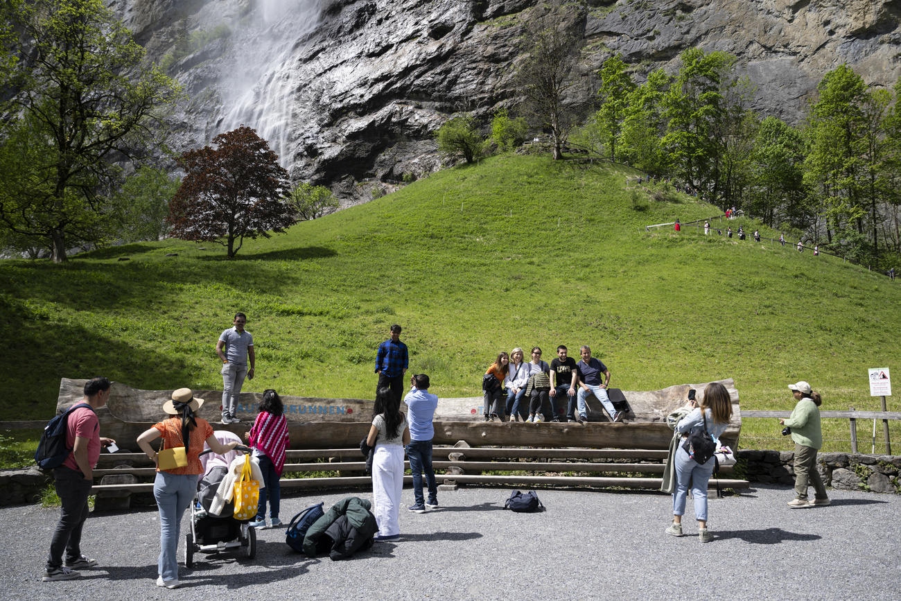 turisti sotto la cascata di lauterbrunnen