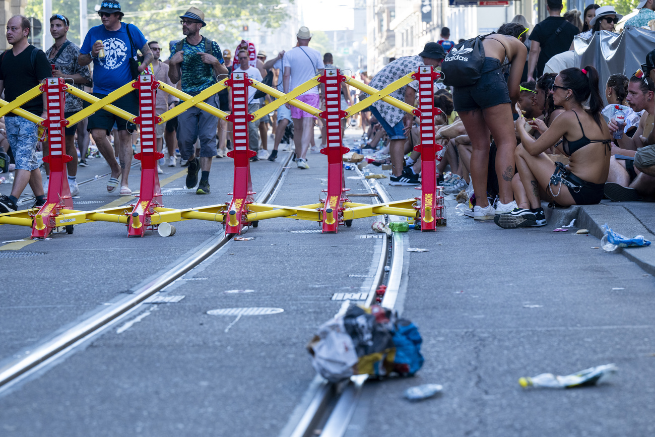 Transenne della polizia alla Street Parade 2024 di Zurigo.