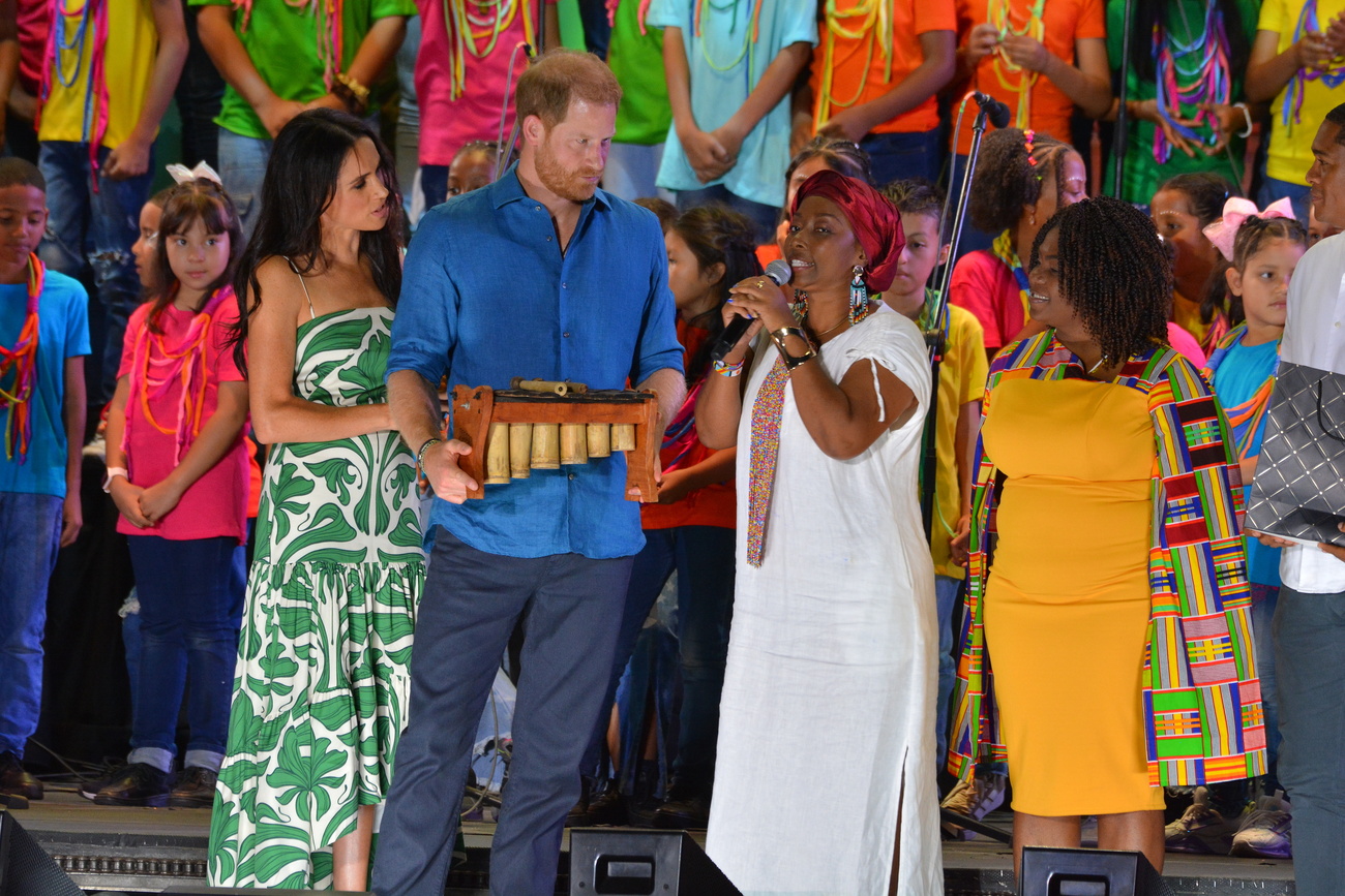 El duque y la duquesa de Sussex, el príncipe Harry (2.º por la izquierda) y Meghan (izquierda), reciben un premio de manos de la cantante Nidia Góngora (2.ª por la derecha) y de la vicepresidenta de Colombia, Francia Márquez (derecha), durante la clausura del Festival de Música Petronio Álvarez, en Cali (Colombia), el 18 de agosto de 2024. El príncipe Harry y Meghan concluyeron su visita a Colombia asistiendo al Festival de Música Petronio Álvarez, el mayor evento de cultura afro de América Latina.