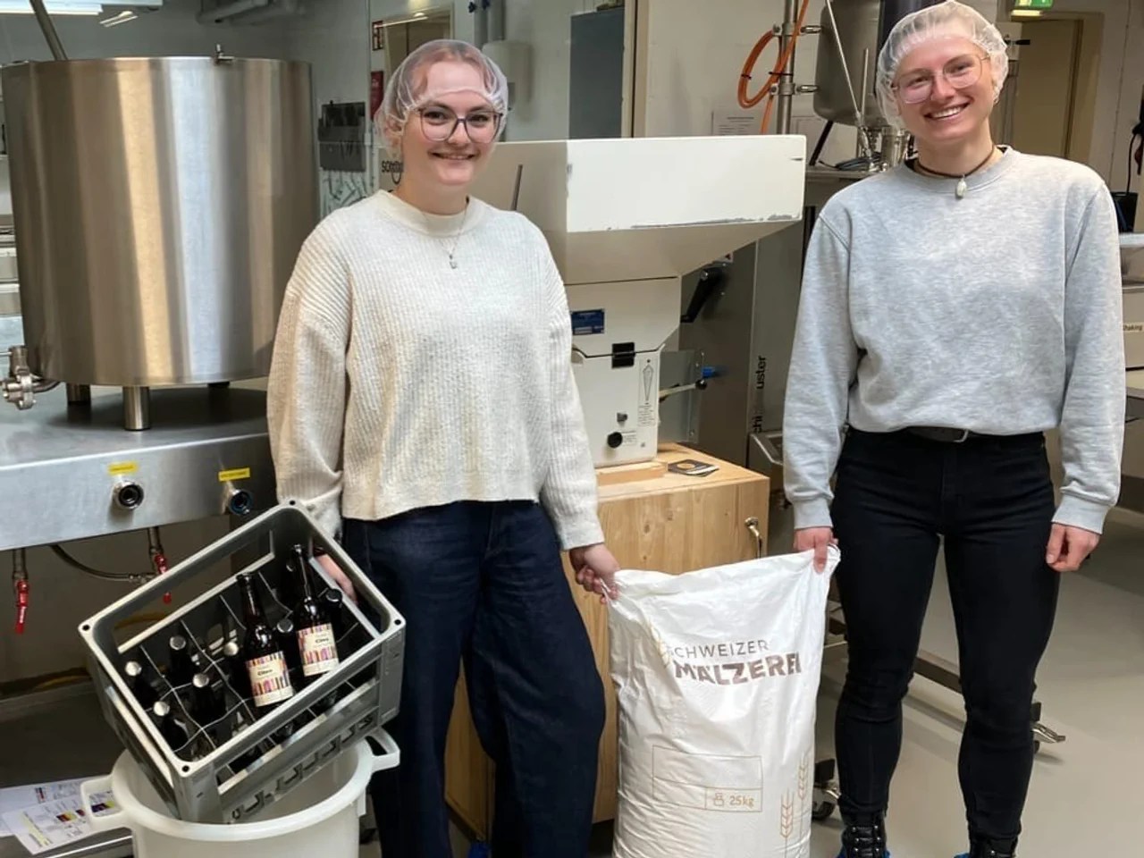 Setzen sich ein für Schweizer Malz (v. l.): Valérie Würgler und Conny Schnyder (Mitverfasserinnen der Studienarbeit über ein Malz-Label) in der hochschuleigenen Brauerei im Lebensmittellabor.