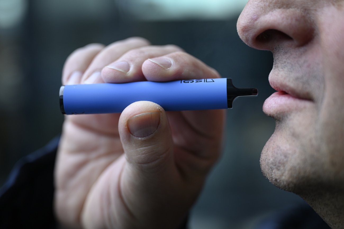Homme fumant une cigarette électronique