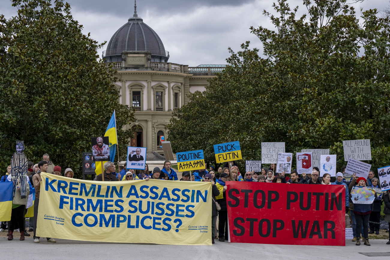 Forderung nach stärkeren Sanktionen: Kundgebung für die Ukraine vor der russischen Botschaft in Genf, März 2025