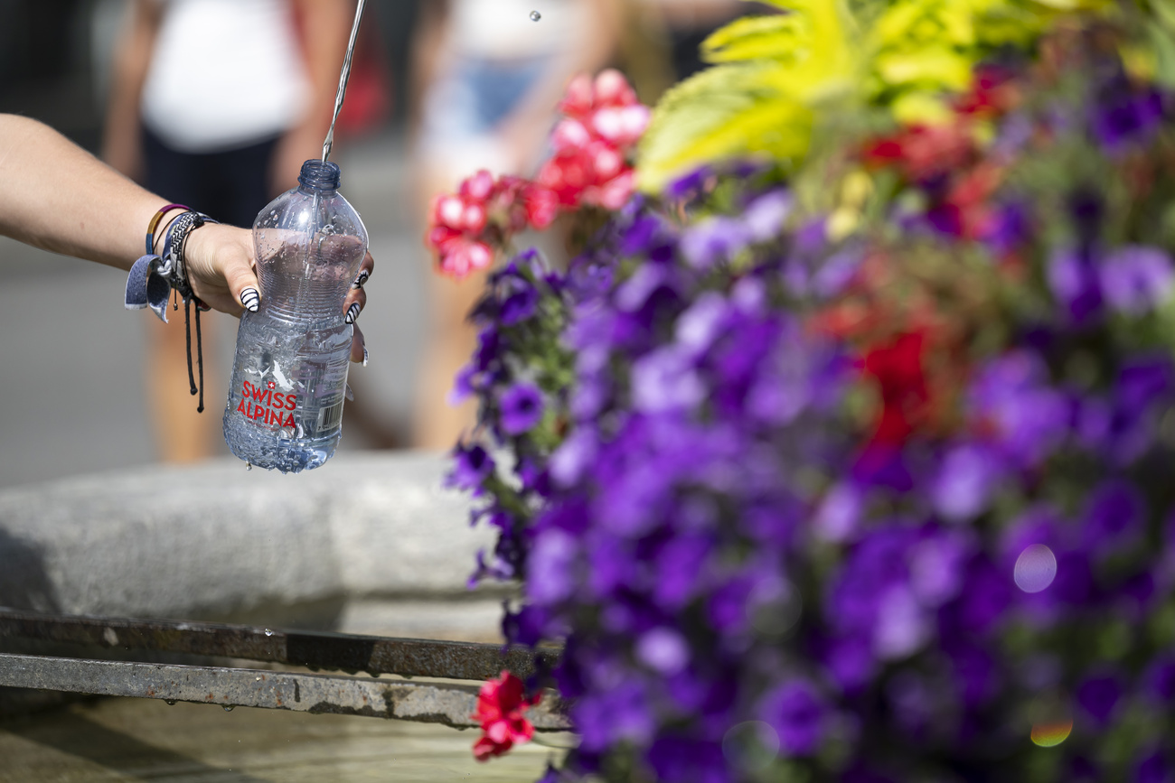 bottiglia di plastica viene riempita di acqua a una fontana