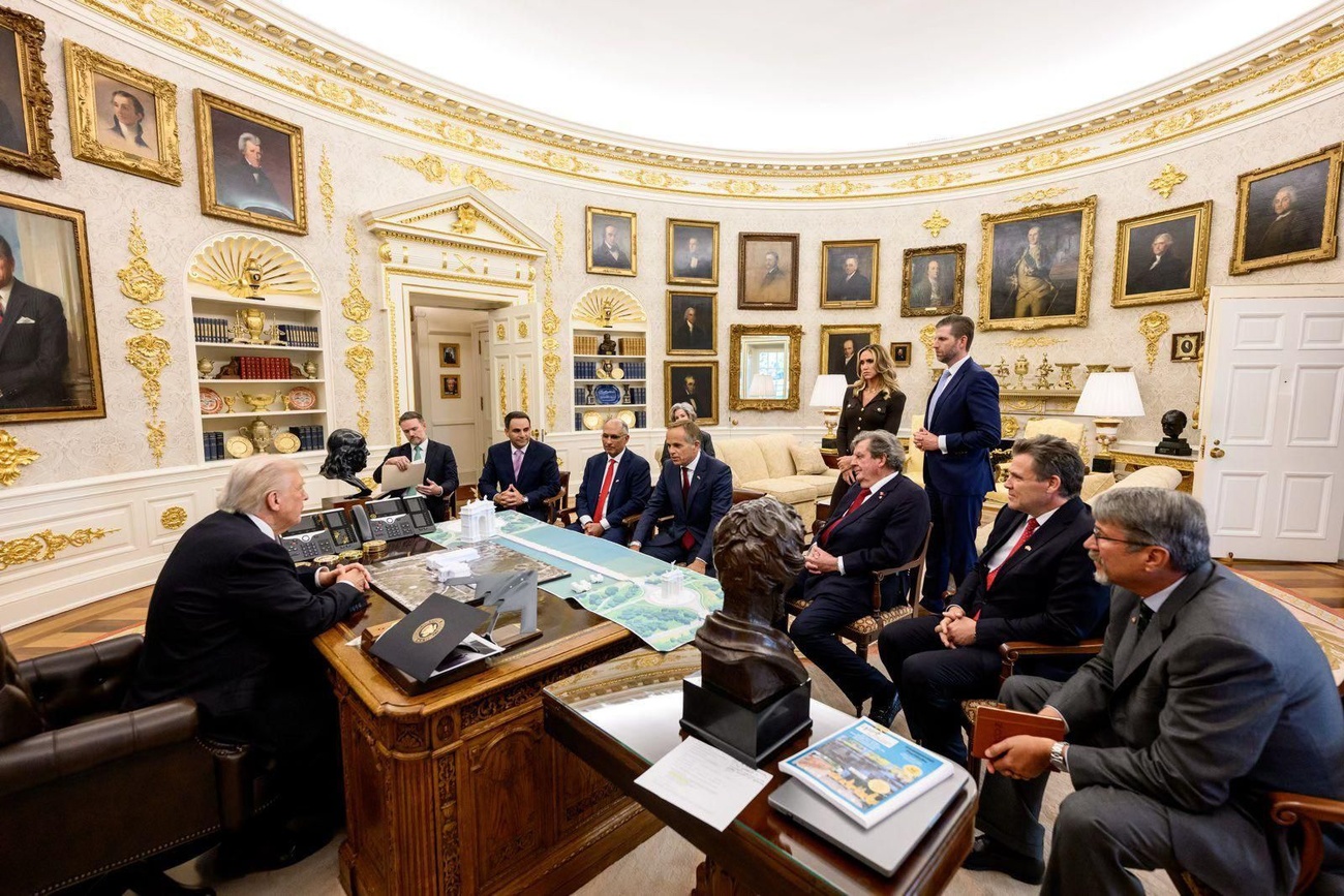 Grupo reunido na Sala Oval com Trump