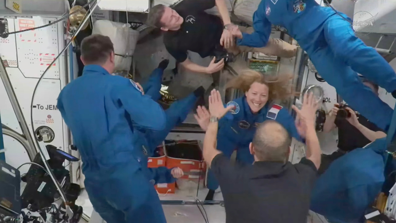 Astronautin und ihre Kollegin auf der ISS