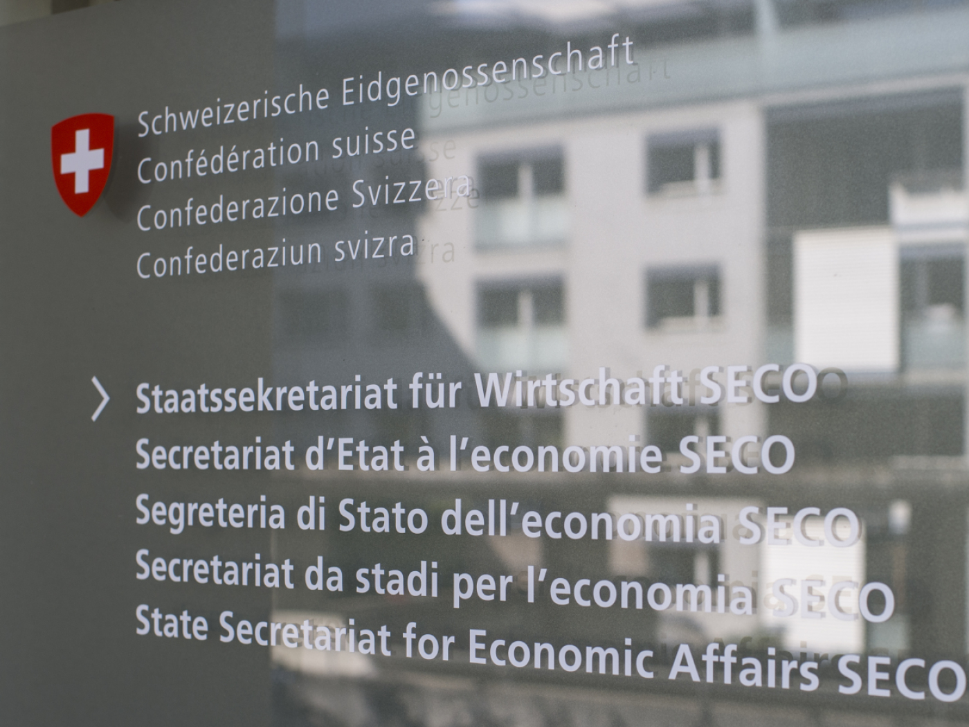 scritta Segreteria di Stato dell'economia (Seco) nelle quattro lingue nazionali e in inglese