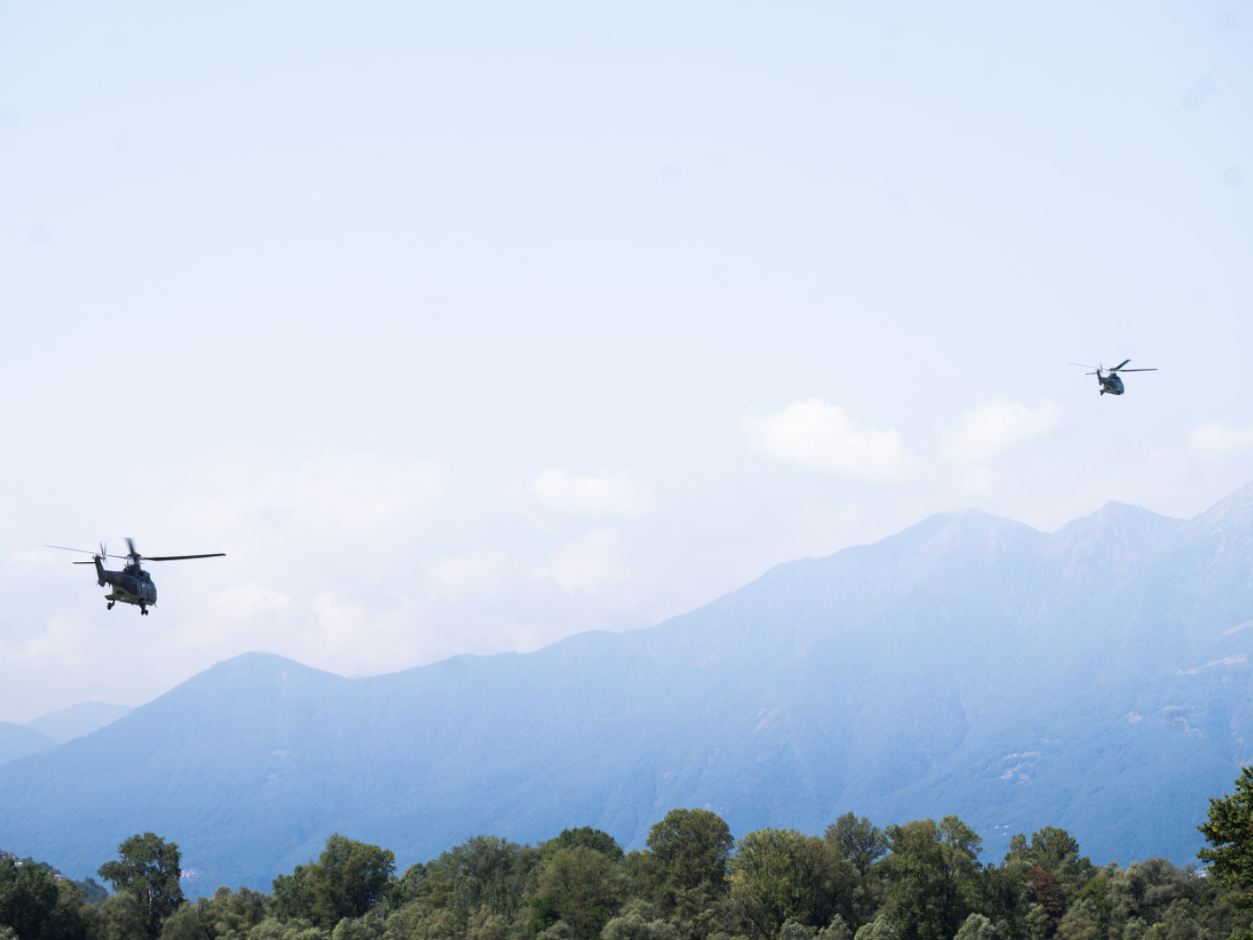 Swiss Army uses helicopters to fight fires in Corsica