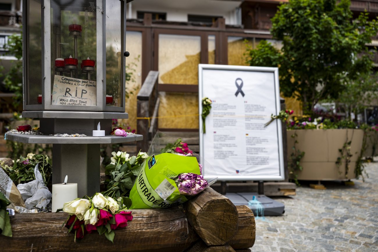 fiori davanti a un edificio