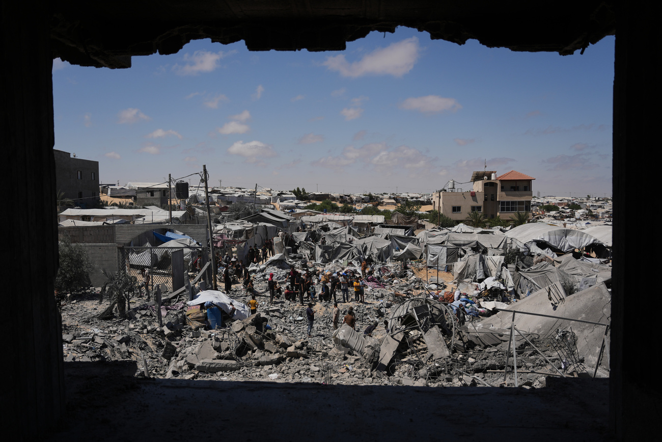 Unos palestinos inspeccionan los escombros de un edificio destruido en un ataque aéreo israelí en Jan Yunis, en el sur de la Franja de Gaza, el domingo 7 de junio de 2026. (Foto AP/Abdel Kareem Hana)