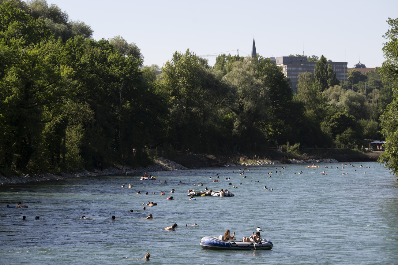 persone fanno il bagno nel fiume