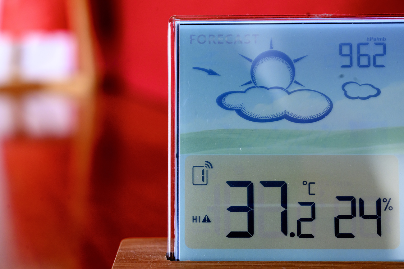 display digitale indica temperatura di 37,2 gradi centigradi (esterno)