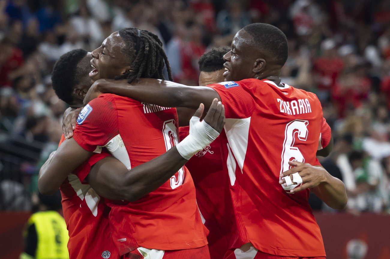 Breel Embolo, Johan Manzambi, Dan Ndoye e Denis Zakaria festeggiano il primo gol della partita contro l'Algeria.