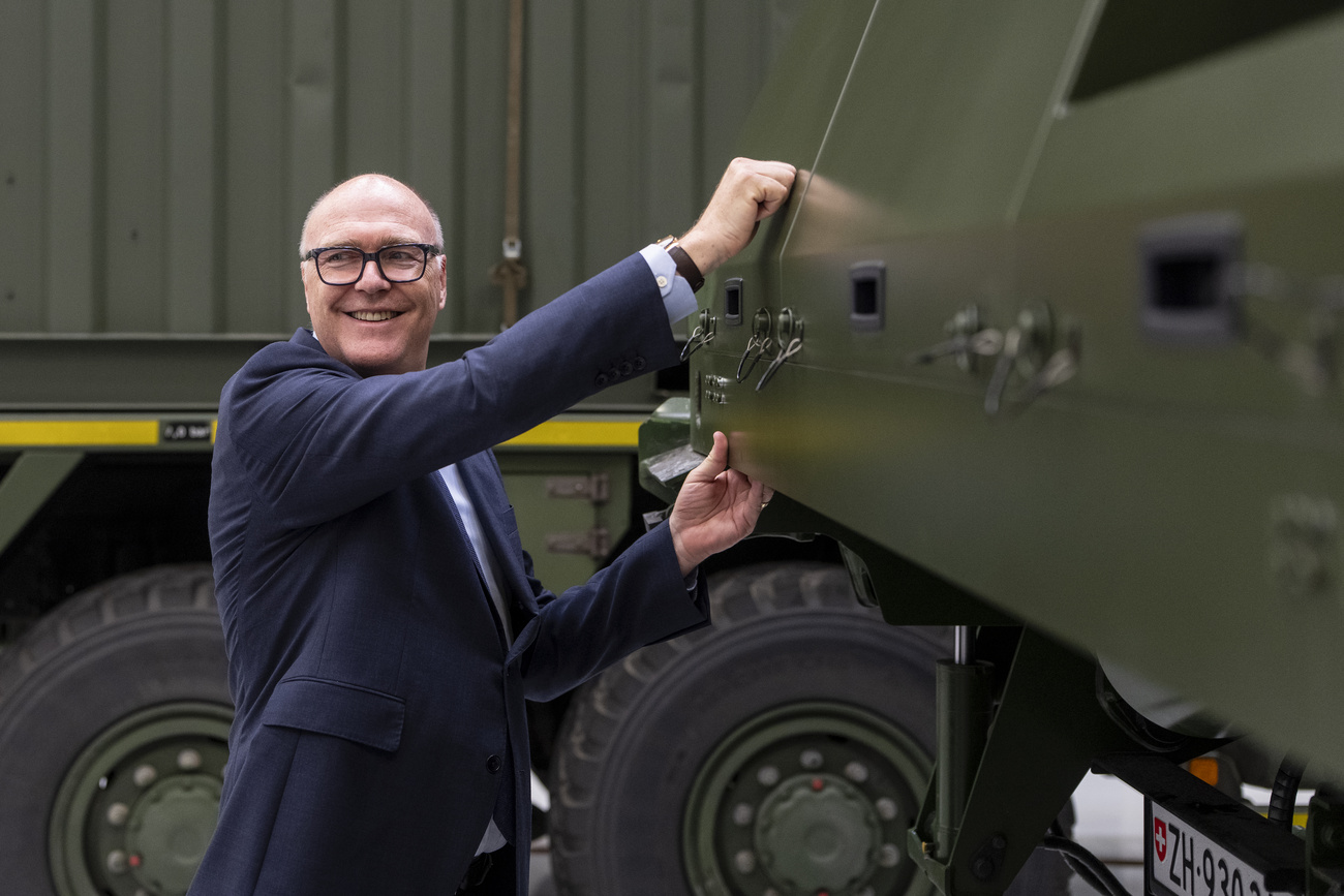 Martin Pfister klopft an Militärfahrzeug