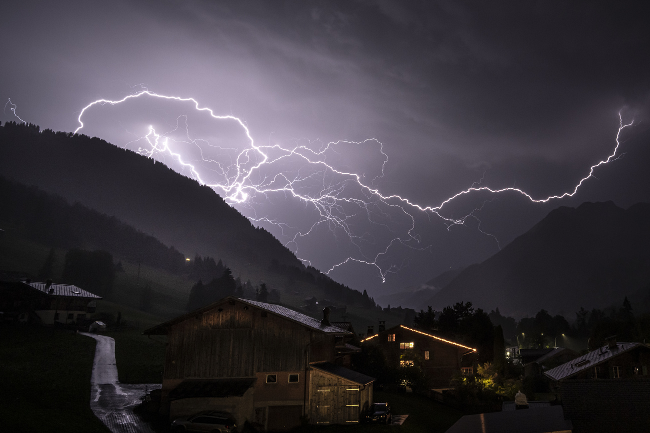 Die Gewitter in der Nacht von Donnerstag auf Freitag boten ein beeindruckendes Schauspiel am Schweizer Himmel. Ein Glücksfall für die Fotografen, die Blitze und Lichtspiele festhielten.