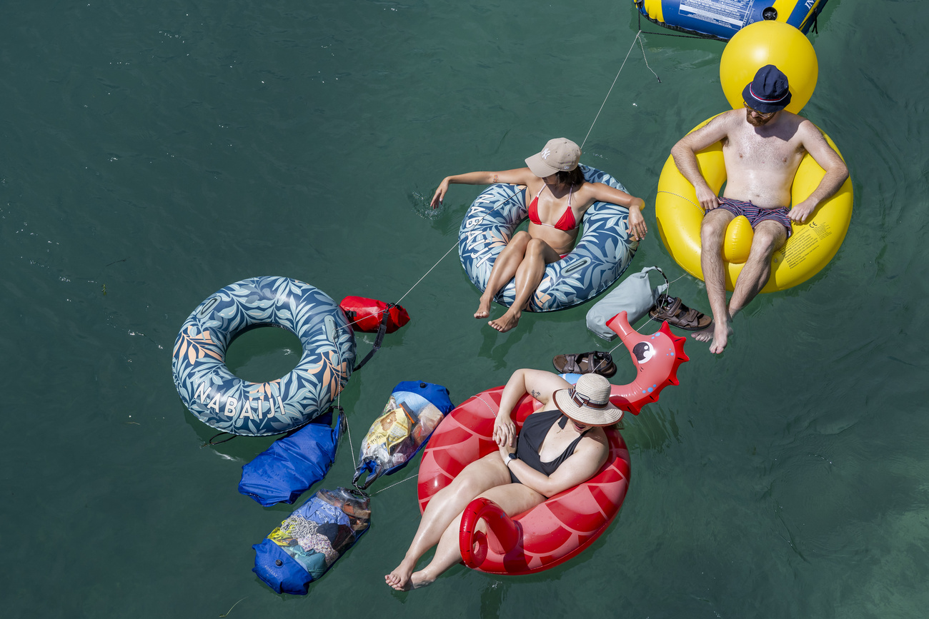 persone su ciambelle galleggianti su un fiume