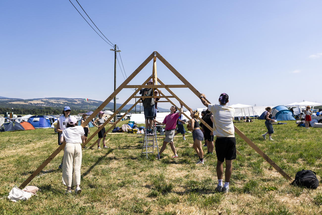 Persone montano struttura piramidale in legno