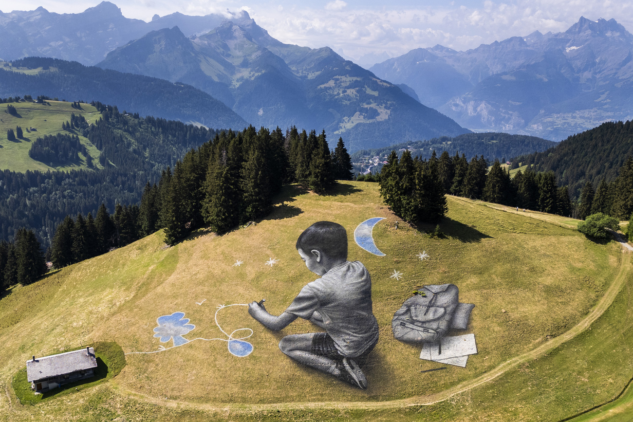 disegno gigante si saype sul prato di montagna sopra Villars-sur-Ollon