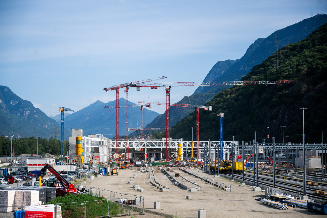 cantiere centro di manutenzione delle Ferrovie Federali Svizzere (FFS) in costruzione ad Arbedo-Castione