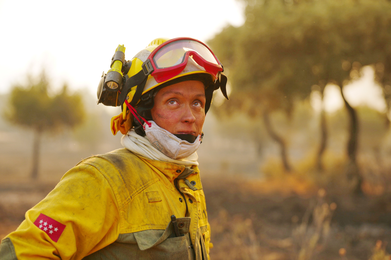 Exhausted rescuer: a female firefighter in the area affected by the wildfire west of Madrid.