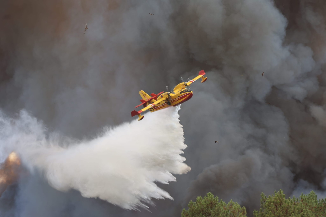 Für die Schweiz keine Option: Spezialisiertes Löschflugzeug des Typs Canadair im Einsatz in der Nähe von Bordeaux am 28. Juli 2026.
