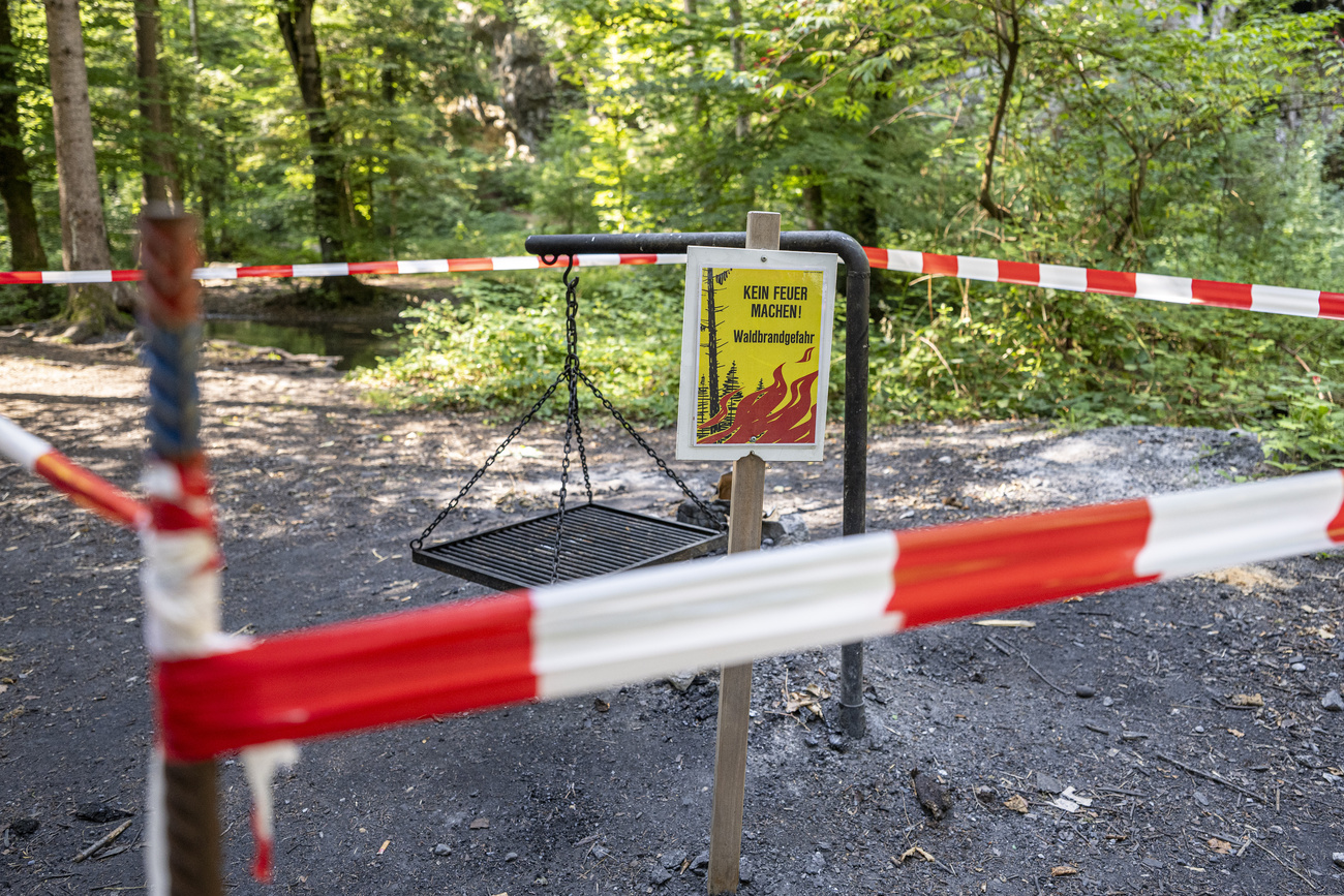 Un'area barbecue chiusa al pubblico da un nastro bianco e rosso