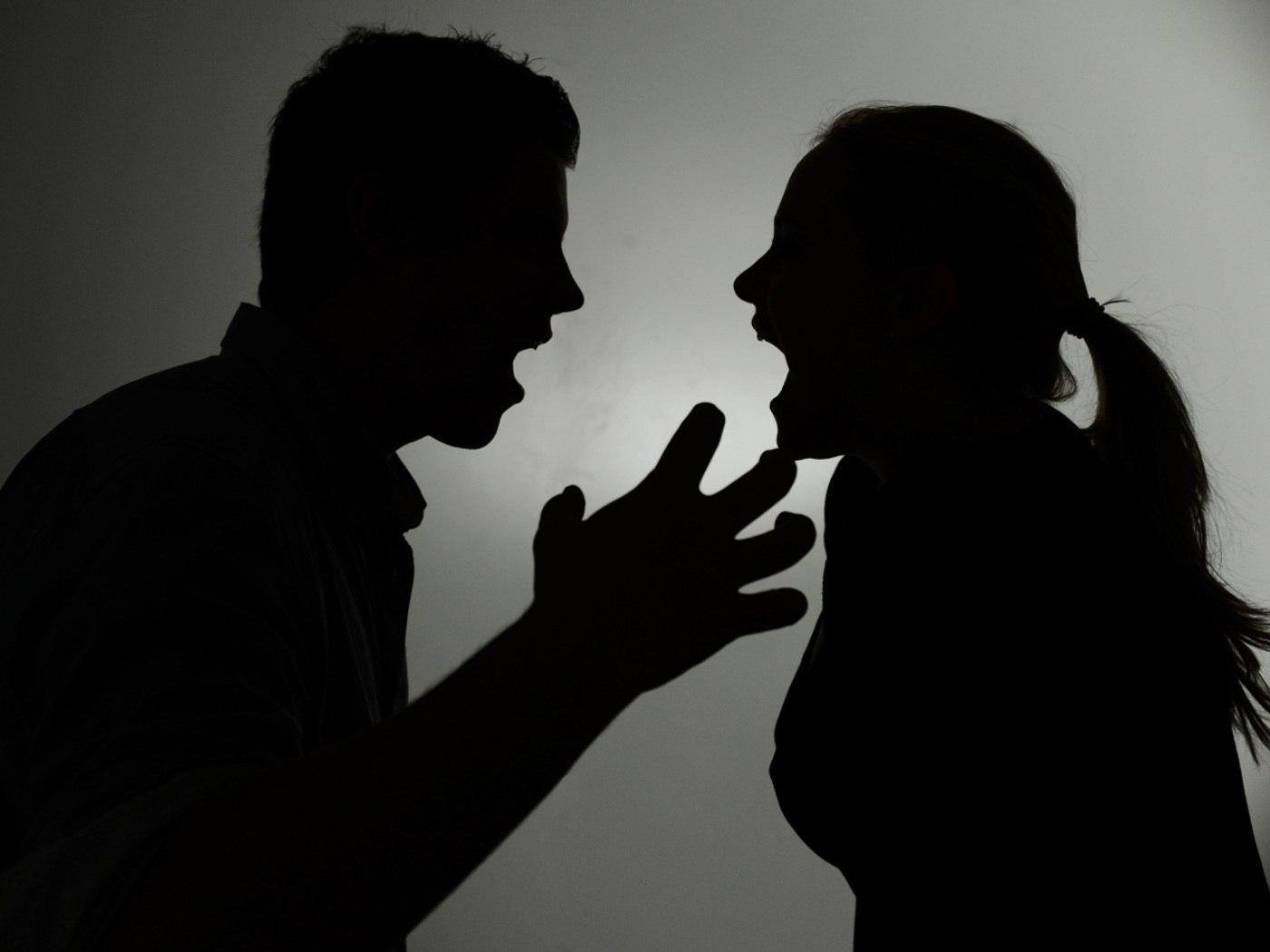 ombra di un uomo e una donna che litigano urlando