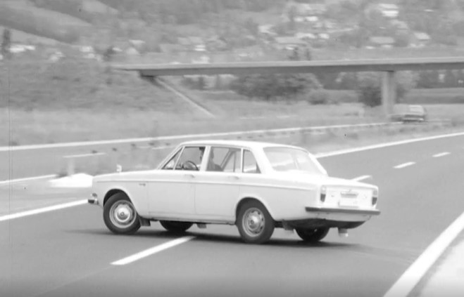 Auto wendet auf Autobahn