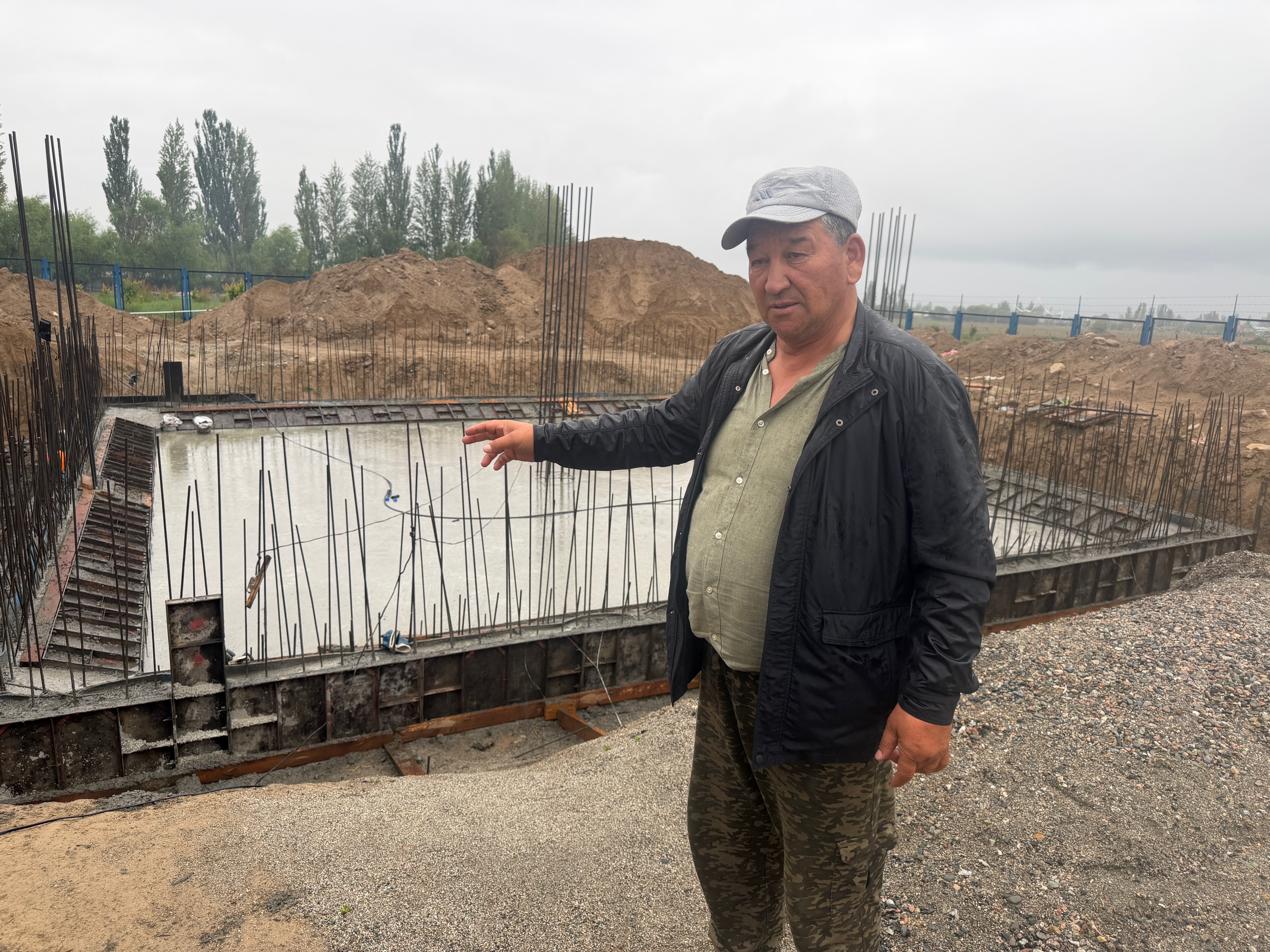 un homme près d'un réservoir d'eau