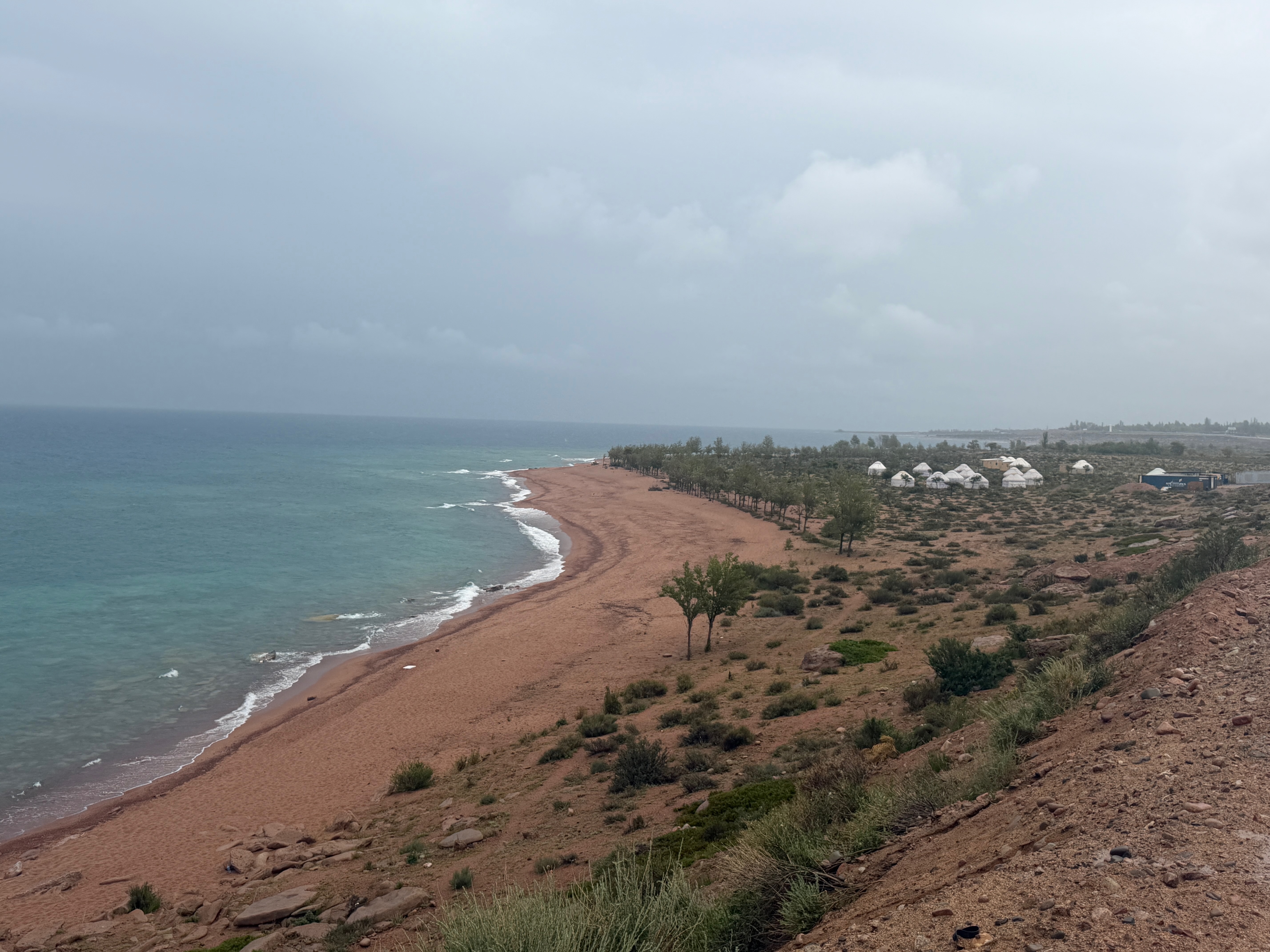 Un immense lac et une plage de sable