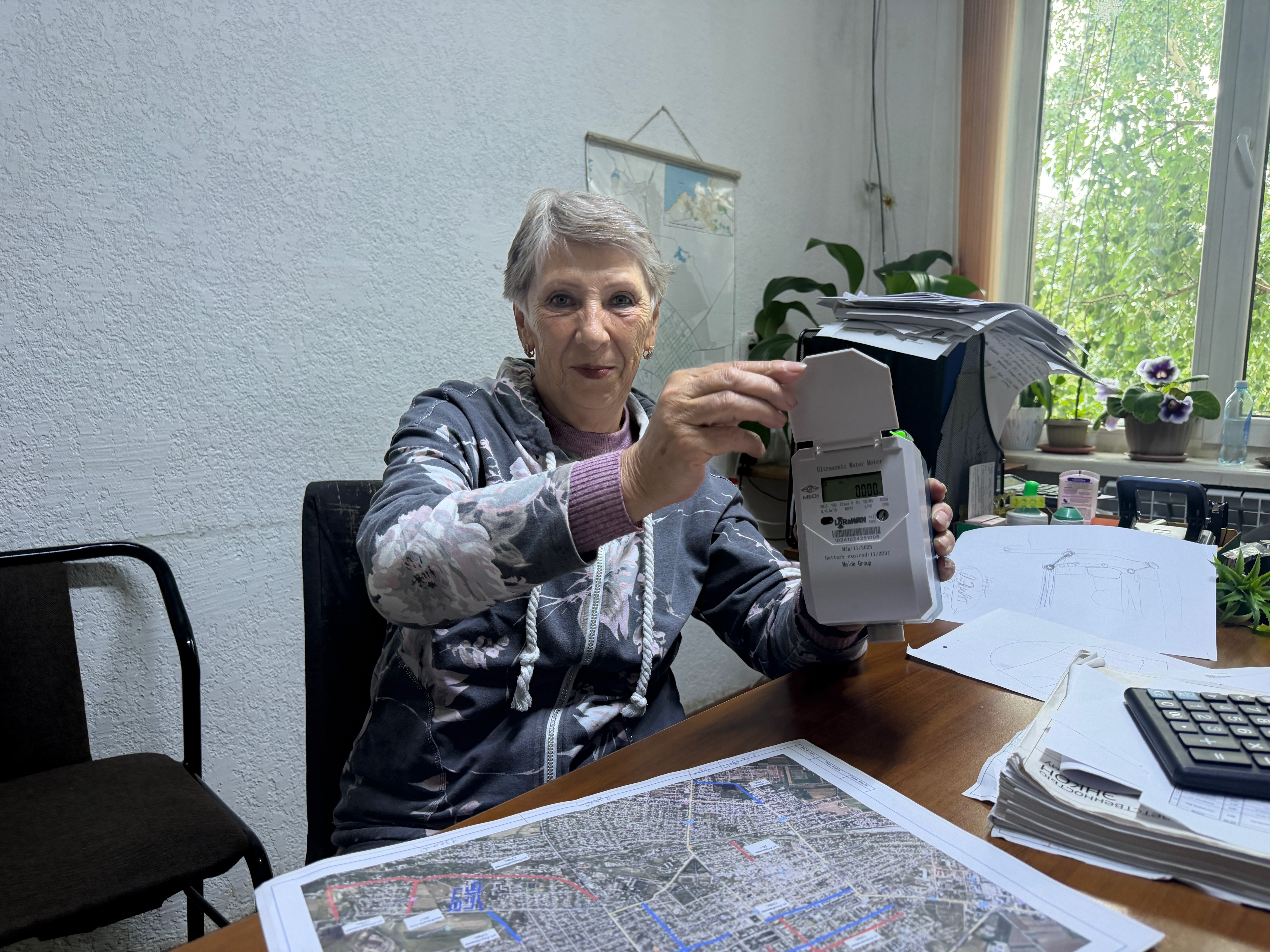 Une femme dans un bureau