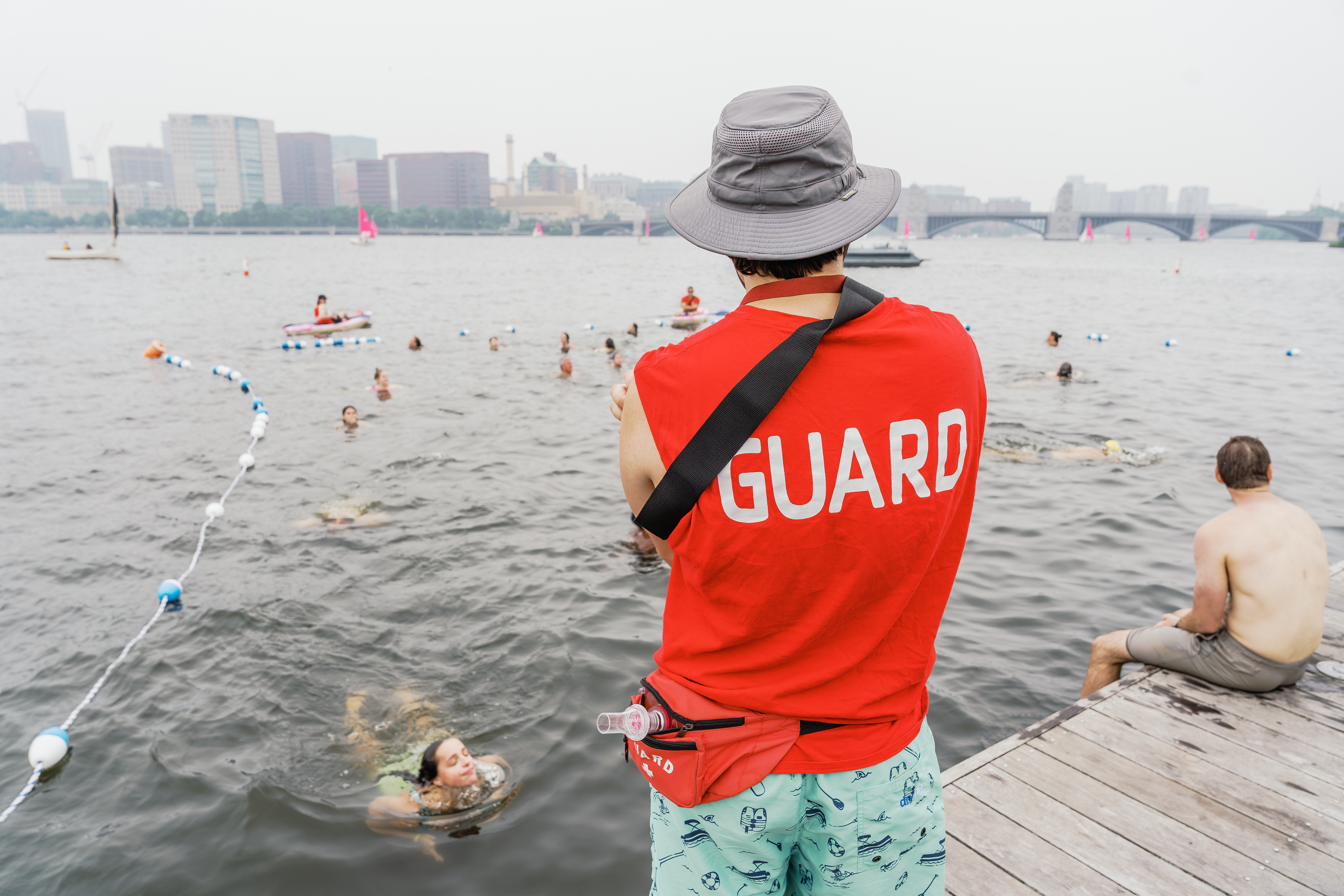 viele Guards am Flussschwimmen in Boston