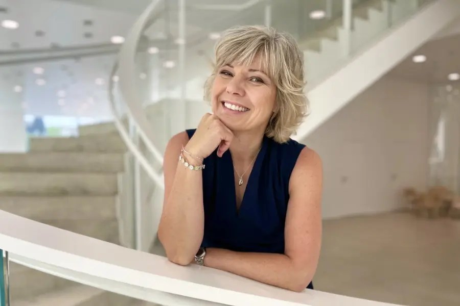 une femme blonde qui sourit